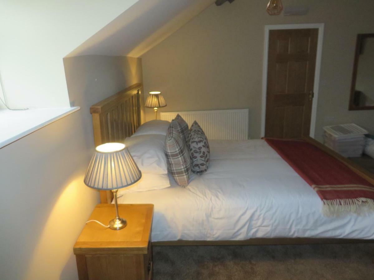 The Kings Head Hotel Meifod Bagian luar foto